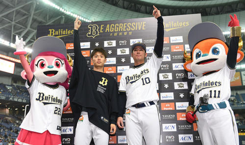ヒーローインタビューでファンの声援にこたえる山岡（左）と大城（撮影・渦原淳）