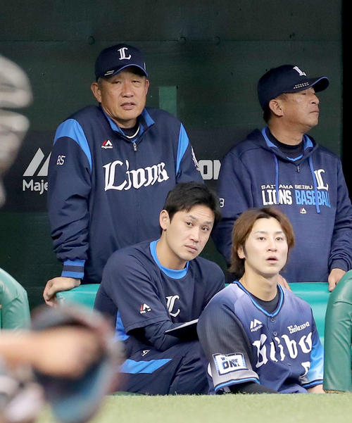 西武対日本ハム　ベンチからプレーを見つめる西武辻監督（撮影・佐藤翔太）