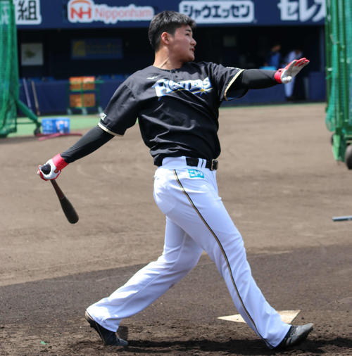 ロングティーをする日本ハム清宮（撮影・山崎純一）