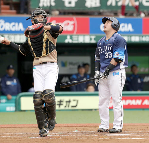 西武対日本ハム　1回裏西武無死、山川（右奥）を三振にとる日本ハム清水（撮影・佐藤翔太）