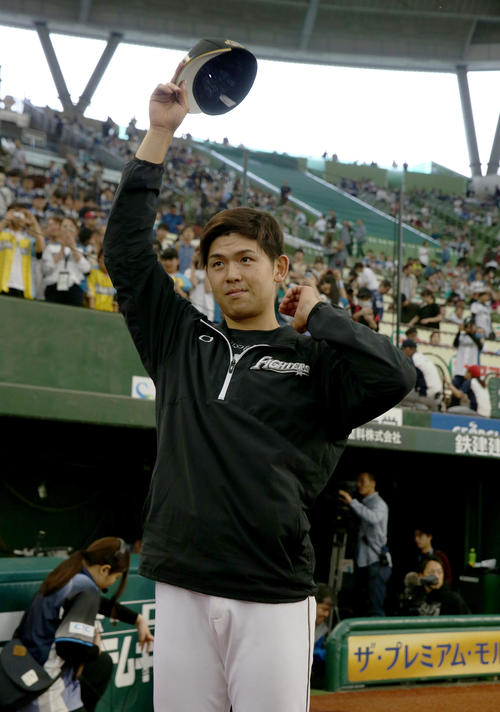 西武対日本ハム　試合終了後、ファンの声援に応える日本ハム清水（撮影・佐藤翔太）