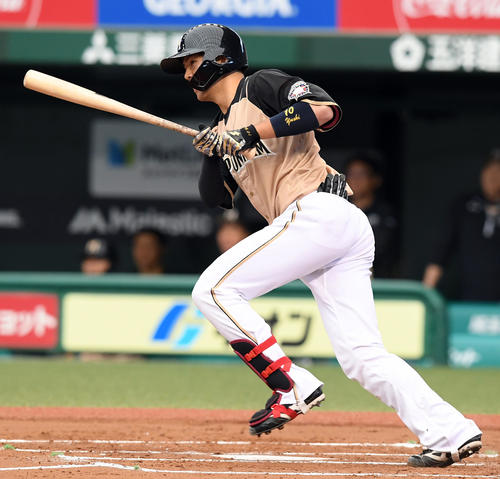 西武対日本ハム　2回表日本ハム1死満塁、左前に先制の2点適時打を放つ清水（撮影・たえ見朱実）