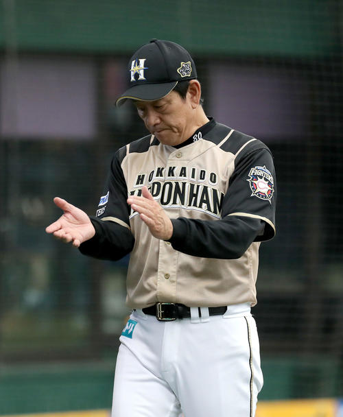 西武対日本ハム　選手交代を告げ手を叩きながらベンチに戻る日本ハム栗山監督（撮影・佐藤翔太）