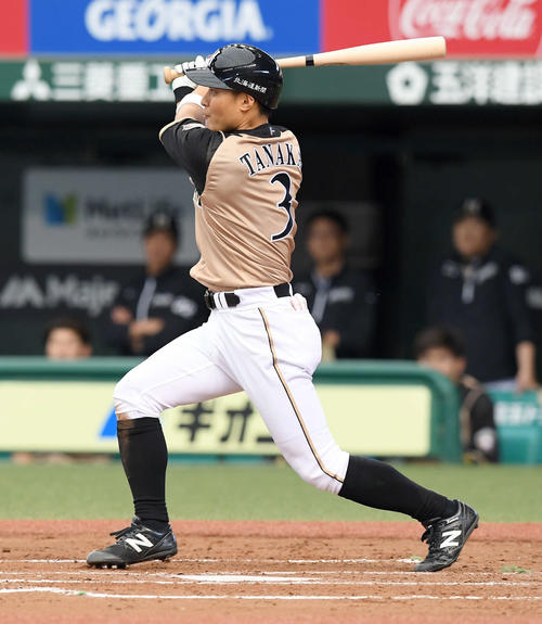 西武対日本ハム　4回表日本ハム1死一、二塁、右前に適時二塁打を放つ田中賢（撮影・たえ見朱実）
