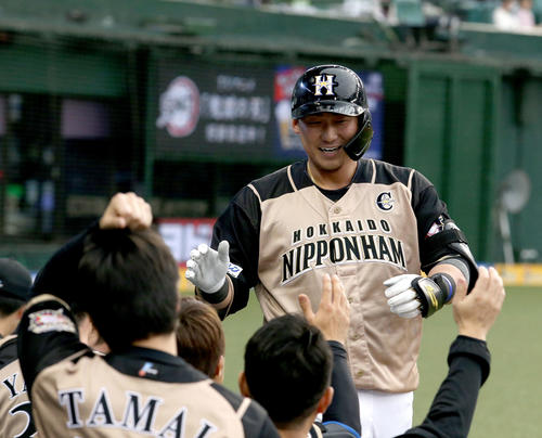 西武対日本ハム　7回表日本ハム無死、右越えソロ本塁打を放ちチームメートに迎えられる中田（撮影・佐藤翔太）