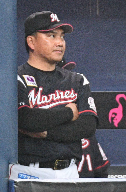 ベンチで厳しい顔の井口監督（撮影・渦原淳）