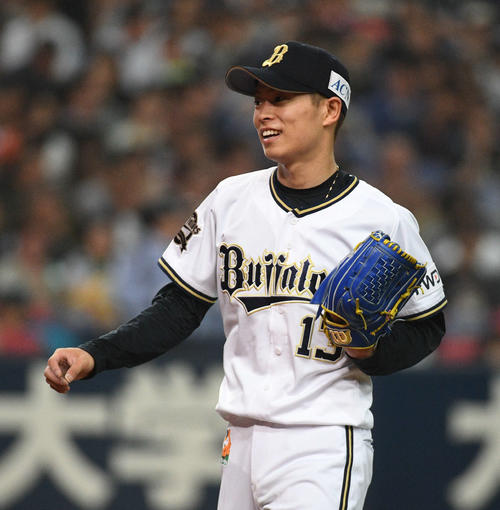オリックス対ロッテ　ロッテ打線を8回1失点に抑え笑顔の山岡（撮影・渦原淳）