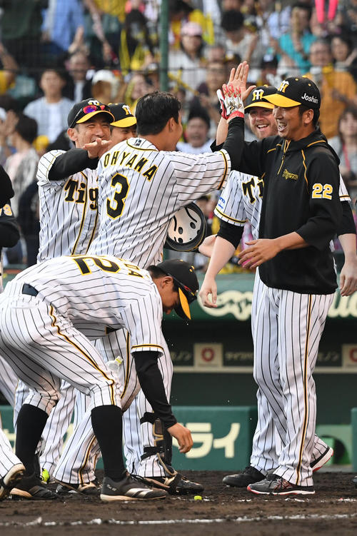 阪神対DeNA　10回裏阪神2死一塁、大山悠輔（中央）は左越えサヨナラ二塁打を放ち矢野燿大監督（左）と藤川球児らと笑顔でタッチを交わす（撮影・奥田泰也）