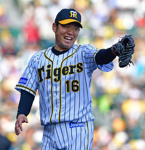 阪神対DeNA　8回、この回を無失点に抑え笑顔でベンチに戻る西（撮影・清水貴仁）