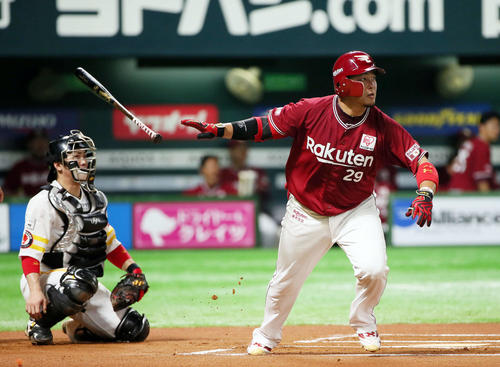 10回表楽天無死、山下斐紹は右越えに2打席連続となる勝ち越しソロ本塁打を放つ（撮影・栗木一考）