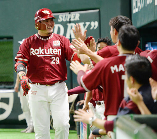 8回表楽天無死、山下は勝ち越しのソロ本塁打を放ちナインに迎えられる（撮影・今浪浩三）