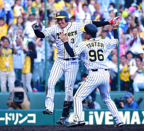 10回裏阪神2死一塁、中越えにサヨナラ適時二塁打を放ち筒井コーチ（右）とタッチを交わす大山（撮影・清水貴仁）