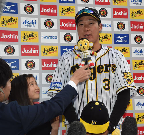 阪神対DeNA　子供からのヒーローインタビューにこたえる大山悠輔（撮影・奥田泰也）