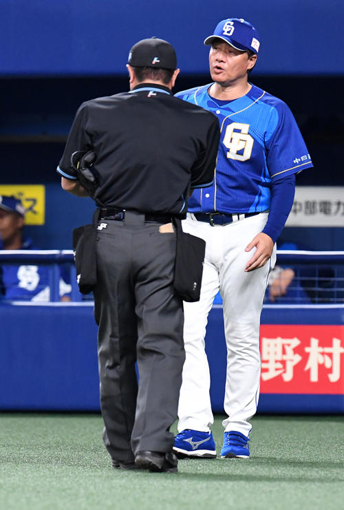 中日対ヤクルト　6回表ヤクルト1死一、二塁、又吉の交代を告げる与田監督（撮影・前岡正明）