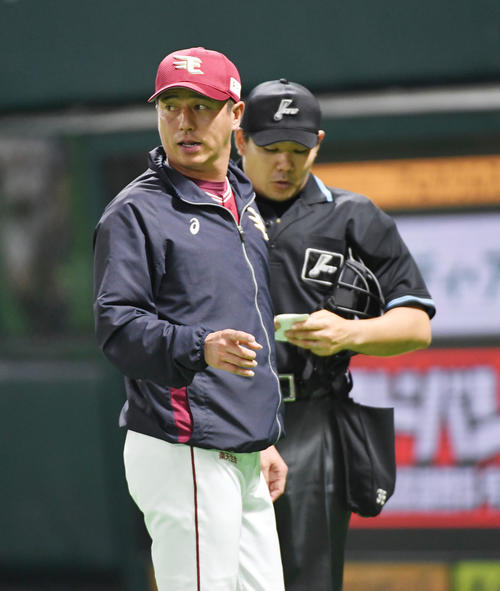 12回、選手交代を告げる平石監督（撮影・今浪浩三）