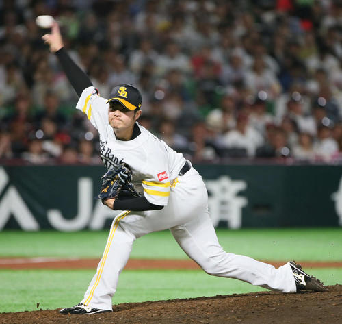 ソフトバンク対楽天　5番手で登板する甲斐野央（撮影・栗木一考）