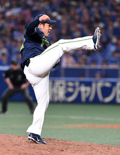 中日対ヤクルト　完投勝利を挙げたヤクルト先発の小川（撮影・前岡正明）