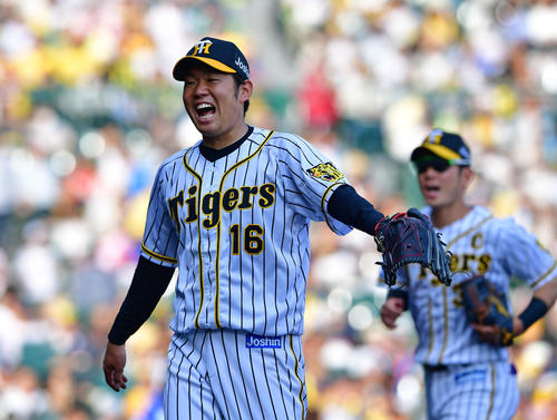 阪神対DeNA　8回表を無失点に抑え笑顔でベンチに戻る西（撮影・清水貴仁）