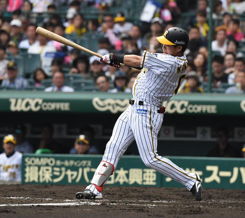 3回裏阪神無死、木浪は中越え二塁打を放つ（撮影・奥田泰也）