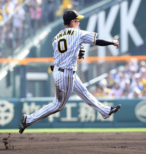 8回表DeNA1死、梶谷のゴロを捕球しジャンピングスローをする木浪（撮影・奥田泰也）