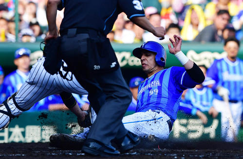 阪神対DeNA　9回表DeNA無死一塁、筒香の二塁打で本塁を狙った走者ソトを中継プレーでアウトにする（撮影・清水貴仁）