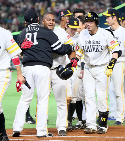 デスパイネは中前にサヨナラ適時打を放ち工藤監督（左）と抱き合う（撮影・栗木一考）