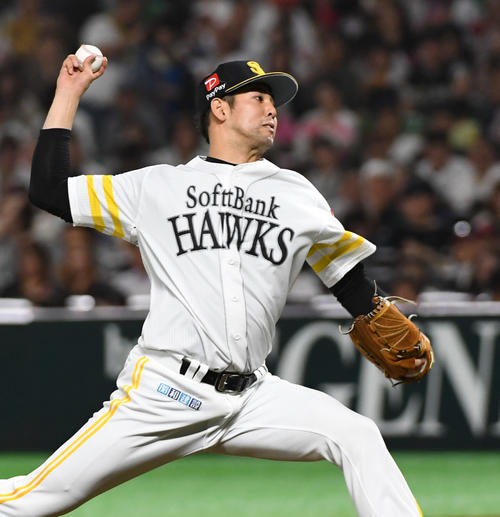 ソフトバンク対楽天　2勝目を挙げた加治屋（撮影・今浪浩三）