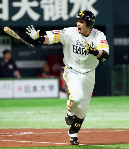 ソフトバンク対楽天　1回裏ソフトバンク2死二、三塁、松田は左越えに250号先制3点本塁打を放つ（撮影・栗木一考）