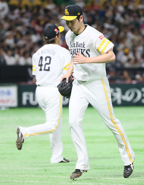 ソフトバンク対楽天　4回表楽天2死、降板する武田翔太（撮影・栗木一考）