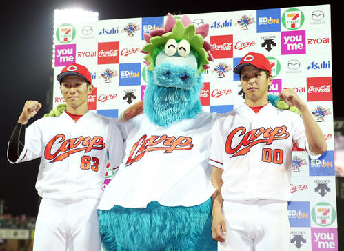 広島対巨人　お立ち台でガッツポーズする曽根（右）と西川（撮影・前田充）