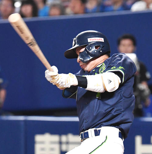 中日対ヤクルト　1回表ヤクルト無死満塁、山田は先制の左適時2点二塁打を放つ（撮影・前岡正明）