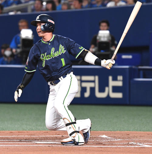 中日対ヤクルト　1回表ヤクルト無死満塁、山田は先制の左適時2点二塁打を放つ（撮影・前岡正明）