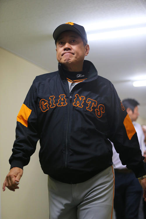 広島対巨人　広島に敗れ厳しい表情で引き揚げる巨人原監督（撮影・垰建太）