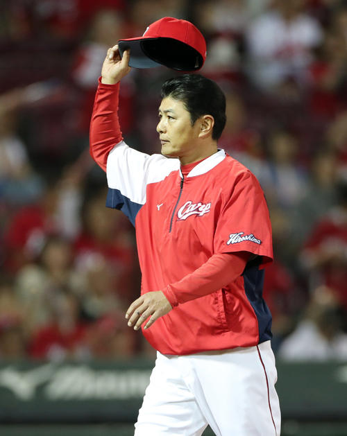 広島対巨人　巨人に勝利し、声援に応える広島緒方孝市監督（撮影・前田充）