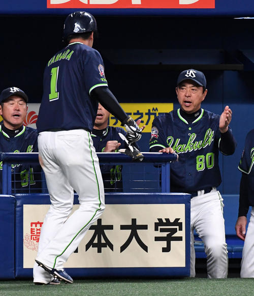 2回表ヤクルト無死三塁、柳の暴投で生還した山田（左）を迎える小川監督（撮影・前岡正明）