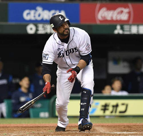 西武対楽天　9回裏西武1死一塁、右越え2点本塁打を放つ代打メヒア（撮影・鈴木みどり）