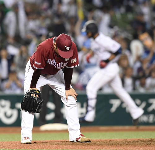 西武対楽天　9回裏西武1死一塁、メヒアに右越え2点本塁打を浴びぼうぜんとする松井（撮影・鈴木みどり）