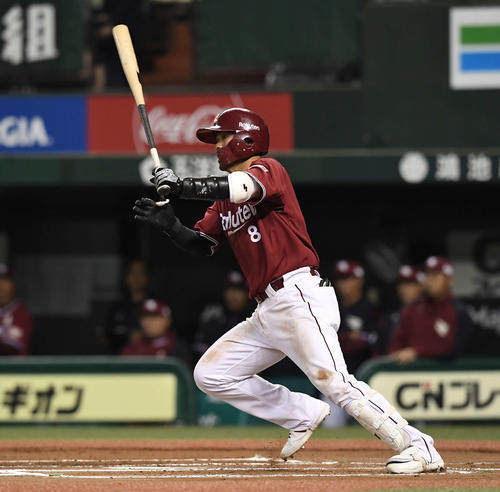 西武対楽天　6回表楽天無死二塁、左前適時打を放つ今江（撮影・鈴木みどり）