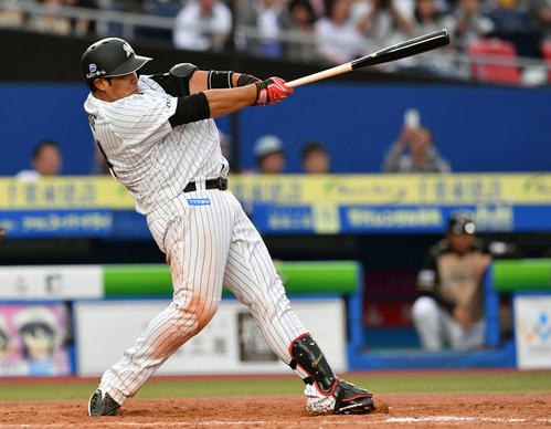 ロッテ対日本ハム　8回裏ロッテ2死二塁、井上は勝ち越しの中前適時打を放つ（撮影・滝沢徹郎）