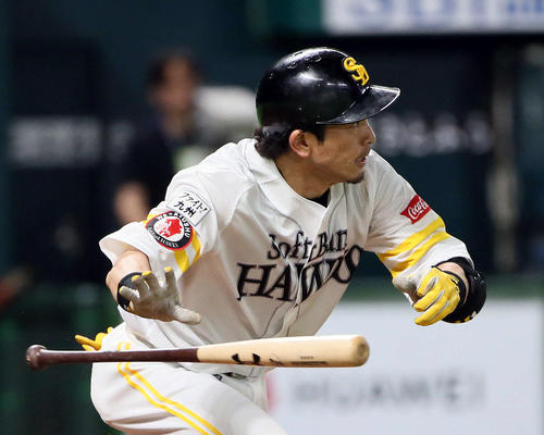 ソフトバンク対オリックス　3回裏ソフトバンク無死一塁、松田宣浩は左中間へ適時二塁打を放つ（撮影・栗木一考）