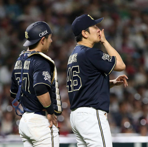 ソフトバンク対オリックス　3回裏ソフトバンク無死二塁、ジュリスベル・グラシアルに二塁内野安打を浴び降板する成瀬善久（右）（撮影・栗木一考）