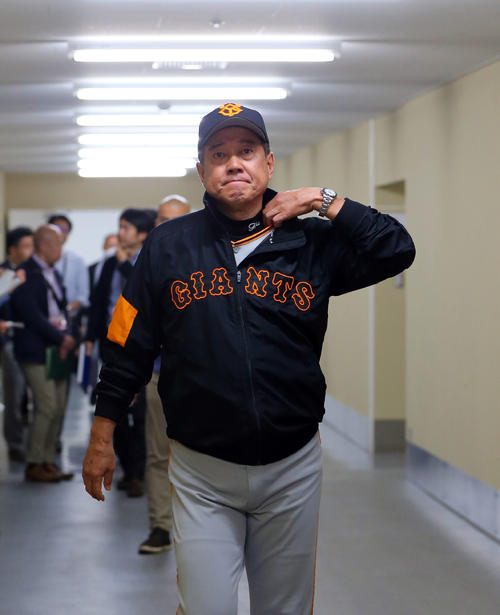 広島対巨人　広島にサヨナラで敗れた巨人原監督は厳しい表情で引き揚げる（撮影・垰建太）