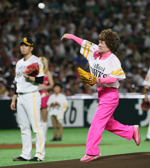 ソフトバンク対オリックス　始球式をする林家ペー（撮影・栗木一考）