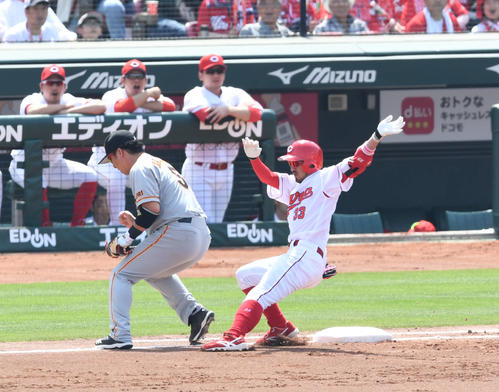 広島対巨人　1回裏広島1死、菊池涼（右）は遊ゴロを打つも坂本勇が悪送球。一塁手中島（撮影・山崎安昭）