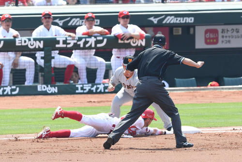 広島対巨人　1回裏広島1死、菊池涼（下）は遊ゴロを打つも坂本勇の悪送球で出塁。フェアゾーンにいたため慌ててベースに戻ろうとしたため一塁手中島がタッチ（撮影・山崎安昭）