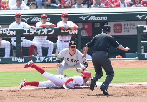 広島対巨人　1回裏広島1死、菊池涼（下）は遊ゴロを打つも坂本勇の悪送球で出塁。フェアゾーンにいたため慌ててベースに戻ろうとし、一塁手中島がタッチ（撮影・山崎安昭）