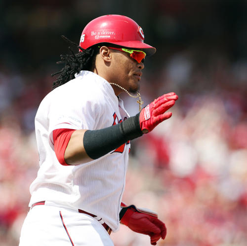 広島対巨人　1回裏広島2死、緒方孝市監督の退場直後、先制本塁打を放ったサビエル・バティスタ（撮影・前田充）