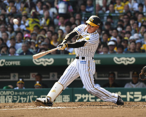 3回裏阪神1死満塁、福留は左前適時安打を放つ（撮影・奥田泰也）