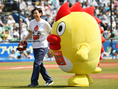 ロッテ対日本ハム　始球式を終え笑顔で引き揚げる陣内貴美子（撮影・滝沢徹郎）