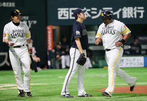 1回裏ソフトバンク2死一、二塁、グラシアルに中前適時打を浴びる成瀬（中央）。右は生還するデスパイネ（撮影・栗木一考）